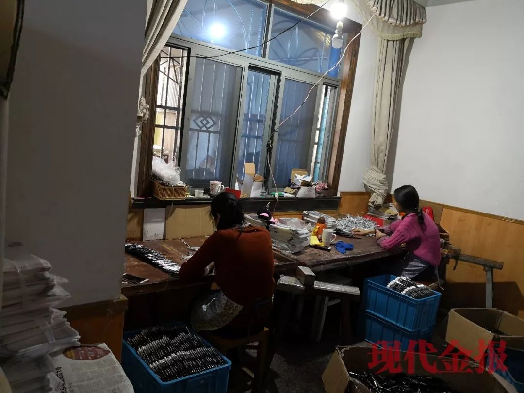 仿冒大牌的眼线笔,一元眼线笔生产过程图片