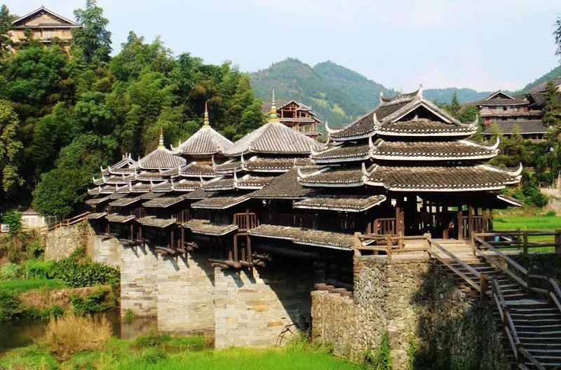 黔东南+黔西南经典八日游—昆明—马岭河峡谷—万峰林—黄果树瀑布—荔波小七孔—千户苗寨—镇远古镇—梵净山—石阡温泉