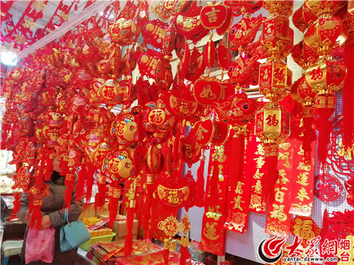春节临近饰品走俏年味浓图片,年味渐浓新年饰品