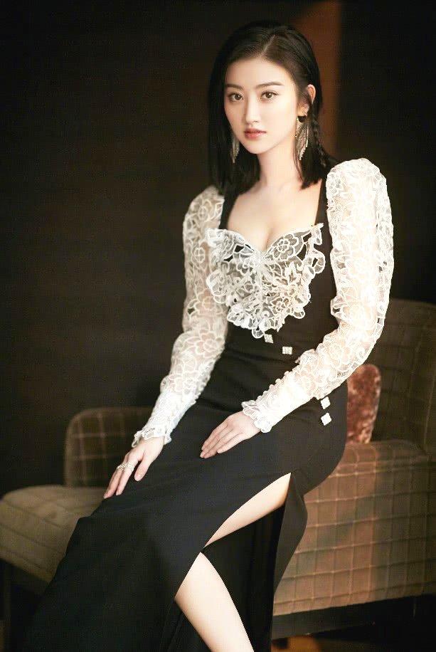 景甜亮相时装周网状流苏裙成焦点,景甜蝴蝶礼服