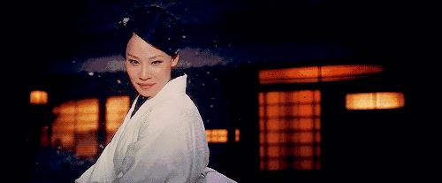 她是好莱坞最红华裔女星，50岁自导自演9.3高分剧