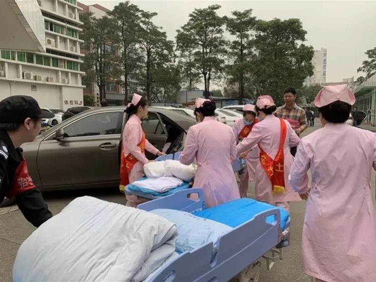 剖宫产手术取出孩子,剖腹取纱布