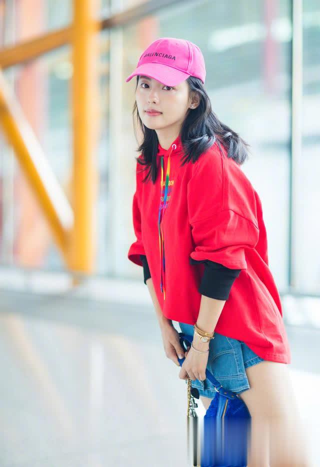 张嘉倪穿加拿大鹅羽绒服,张嘉倪黑色羽绒服