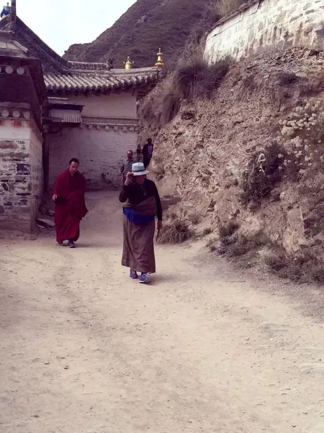 夏河:跨国搭车团在囧途