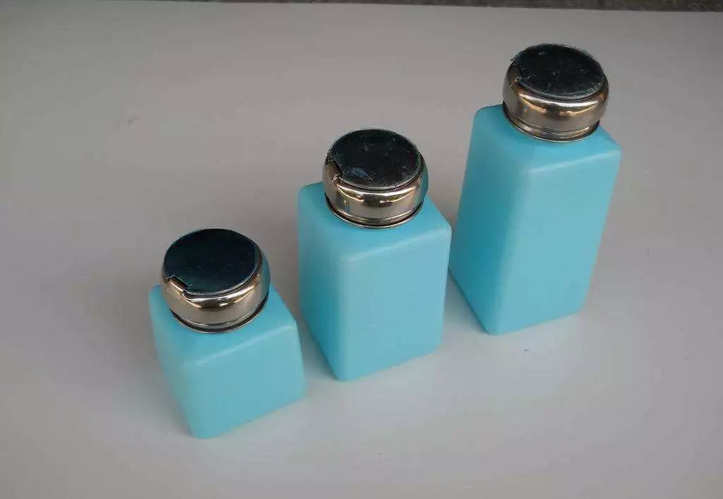 在家里自己洗羽绒服怎么洗才干净,黑色羽绒服如何洗既不掉色又干净