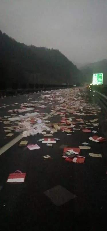 满地Luna洗脸仪!浙江高速这起车祸,女同胞们看完心痛到哭!