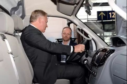 小时候有个算命先生算我黄袍加身,小时候算命的说我有黄袍加身