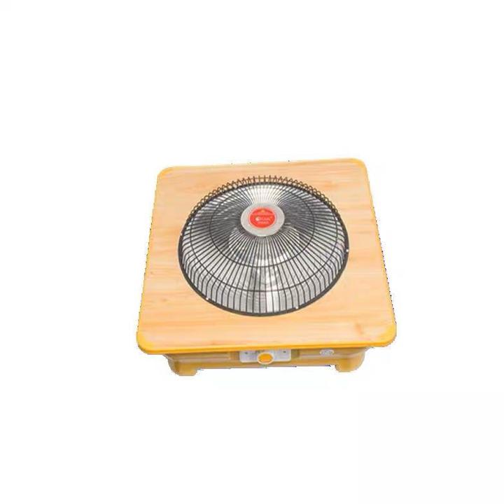 男孩看电视发现屋内电器着火灭火,孩子玩取暖器被烧伤