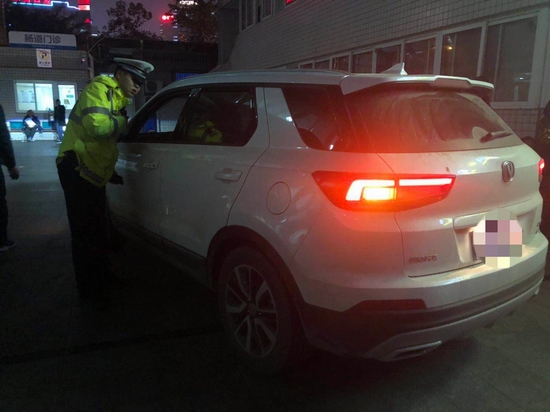 一名早产儿呼吸困难交警紧急送医,新生儿突发疾病交警送医