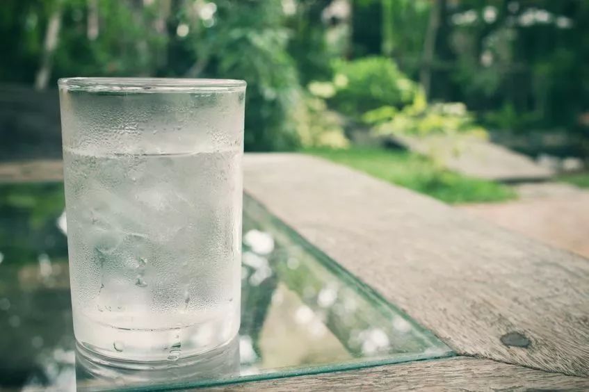 唇干唇裂涂唇膏会去死皮吗,唇裂唇干起皮修复唇膏儿童