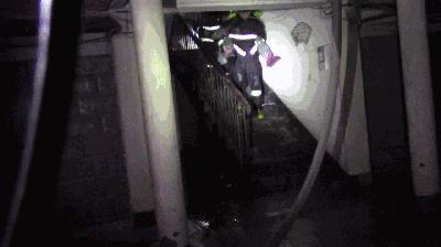 火场救出5人,火场逃生弯腰迅速从安全通道逃离