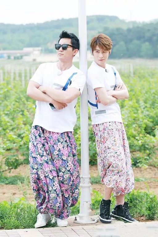 里面再穿条宽松阔腿裤也显瘦,能穿秋裤的阔腿裤推荐