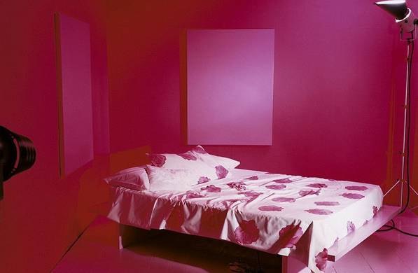 她用了十年只做了一件事，记录成人电影的摄影棚布景