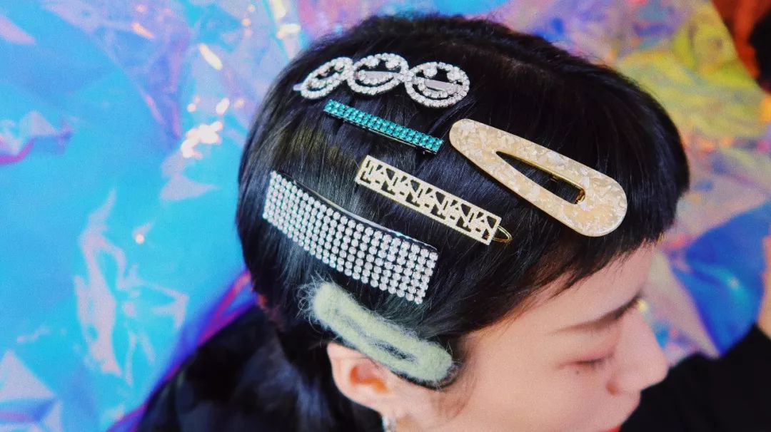 我最近|不戴Bra都没关系,不戴发夹不能出门……