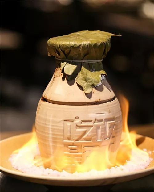 上桌、放火、砸罐罐……在长沙，吃饭皇帝大凭什么超“火”？文末狂砸现金券！