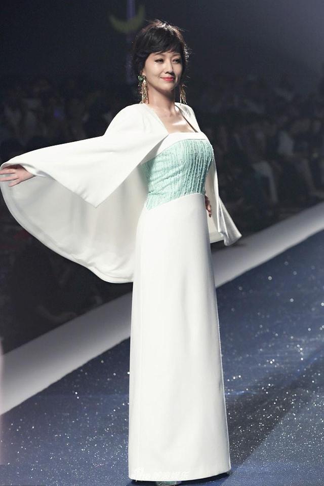 65岁赵雅芝白衬衫彩虹裙不老女神,赵雅芝63岁依然优雅长裙浪漫唯美