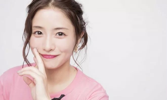 荒木经惟镜头里的许晴,许晴快50岁了日常生活照还这么美