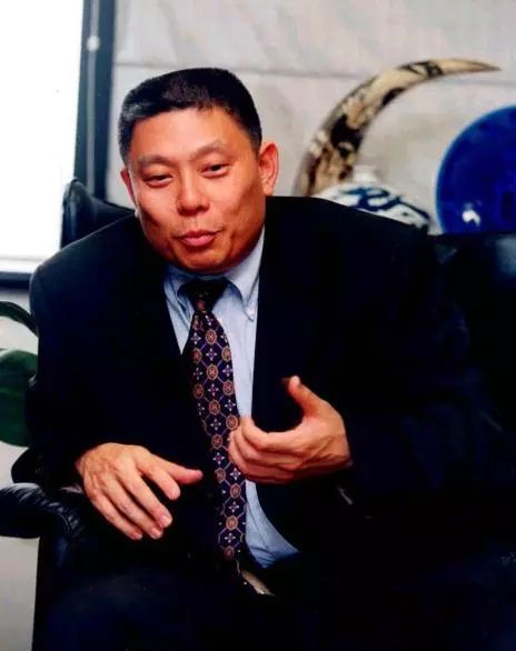 19岁败光1个亿,19岁赔光1个亿43年后成首富