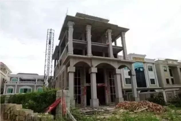 「看点」村支书竟是“*毒冰**教父”！4000警力开进他的地下王国！