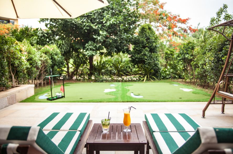 1200㎡透明泳池小红书点赞100w+,这家黄金海岸边的酒店才是海岛季首选