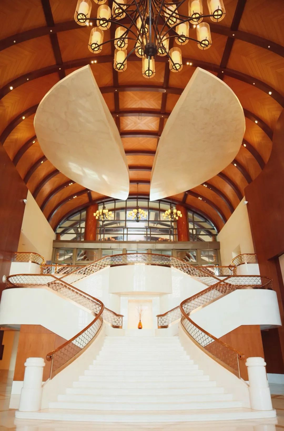 1200㎡透明泳池小红书点赞100w+,这家黄金海岸边的酒店才是海岛季首选