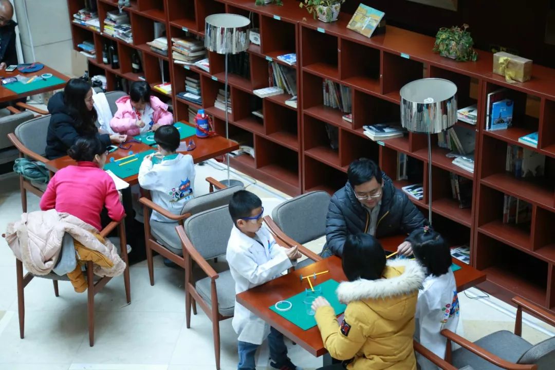 磁铁指南针是磁场产生的,磁场感应磁铁