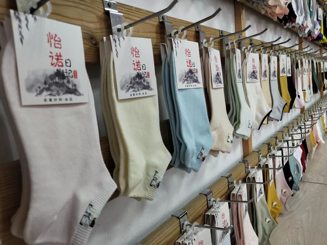 「袜艺」新年战衣少不了的配饰,这些诸暨产的“中国风”考虑下