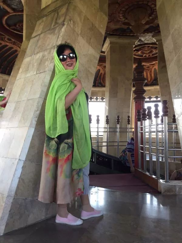 中国大妈外出旅游跨栏,大妈旅游动作