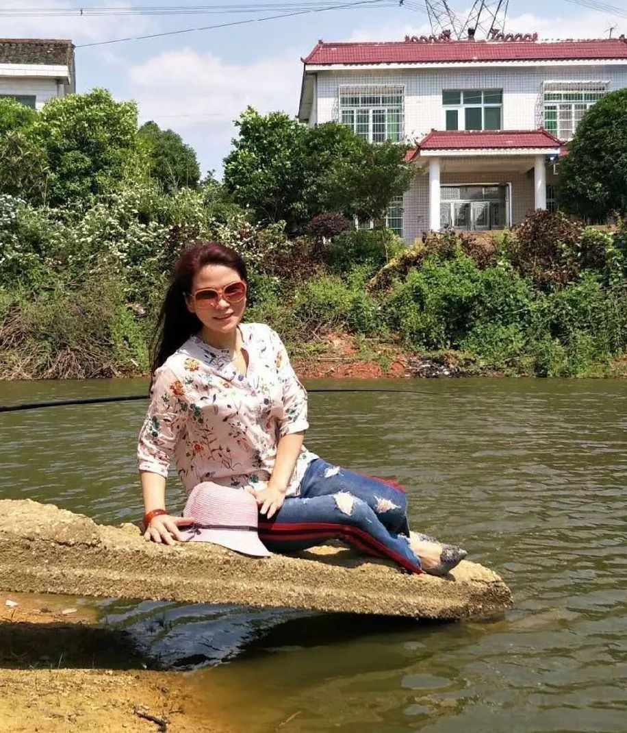 中国大妈外出旅游跨栏,大妈旅游动作