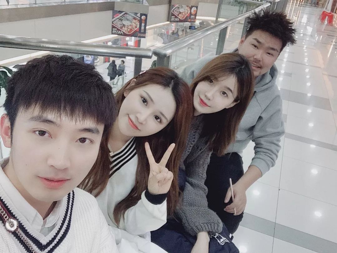 我和男朋友的服装对比,与闺蜜男朋友穿情侣装