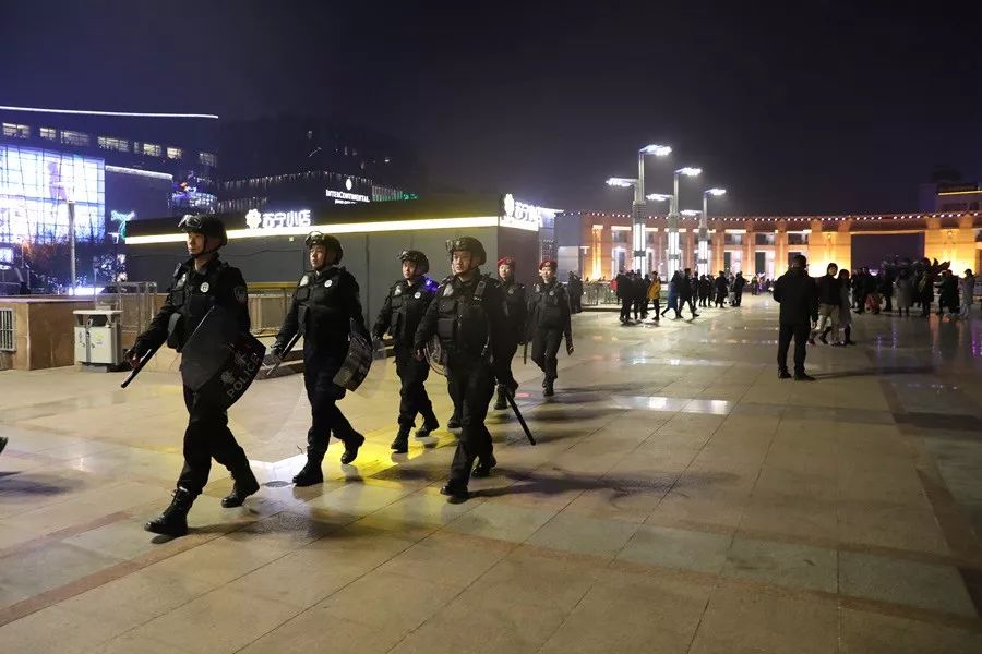 济南大明湖相亲相爱一家人,相亲相爱一家人济南