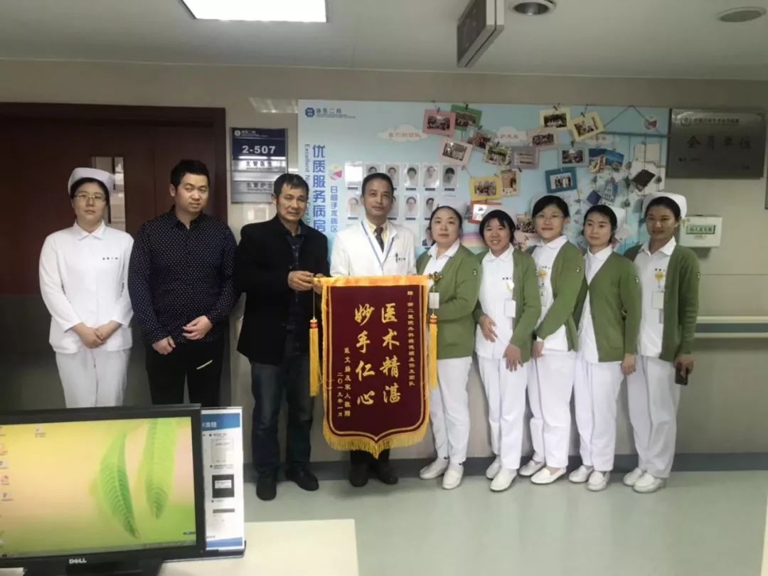 男子去丈母娘家拜年红包刚到手,广西小伙在丈母娘家拜年