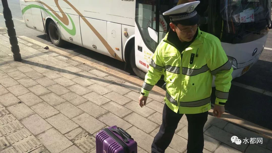 粗心乘客遗失几万元,粗心乘客遗落贵重首饰