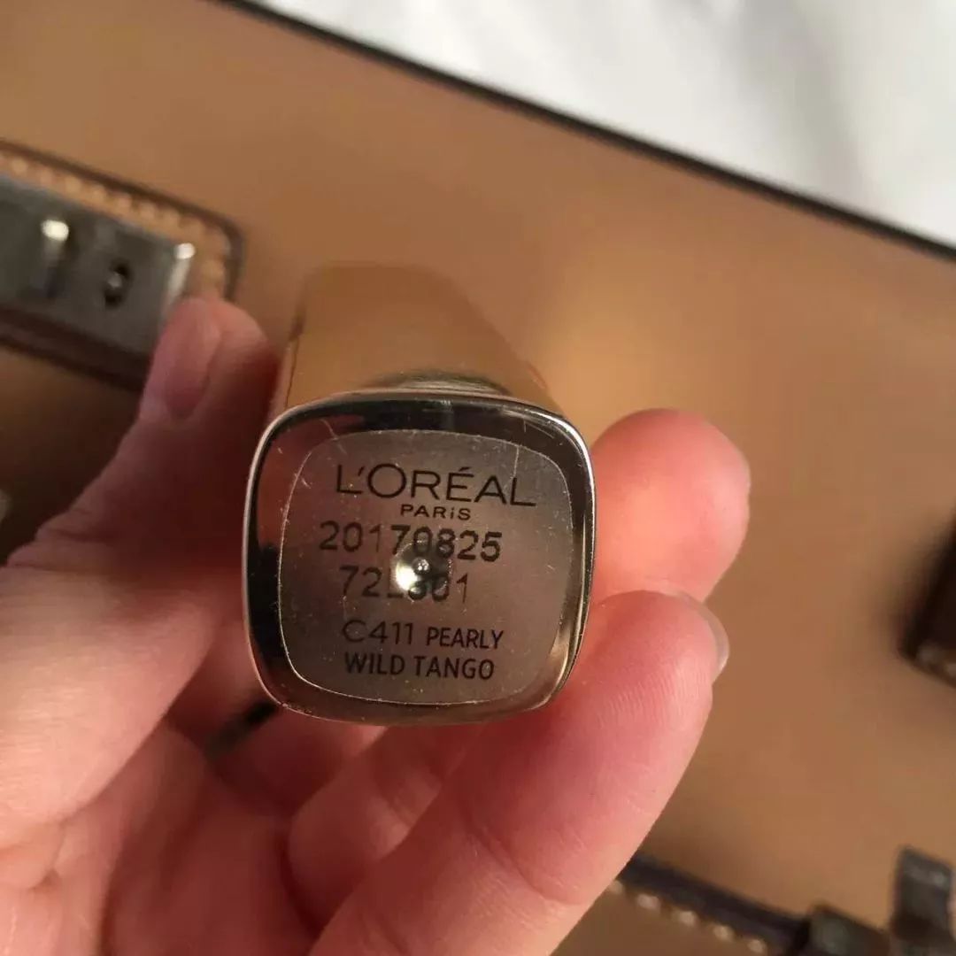 素颜找工作屡碰壁，涂上口红却被录取……真是个看脸的世界！