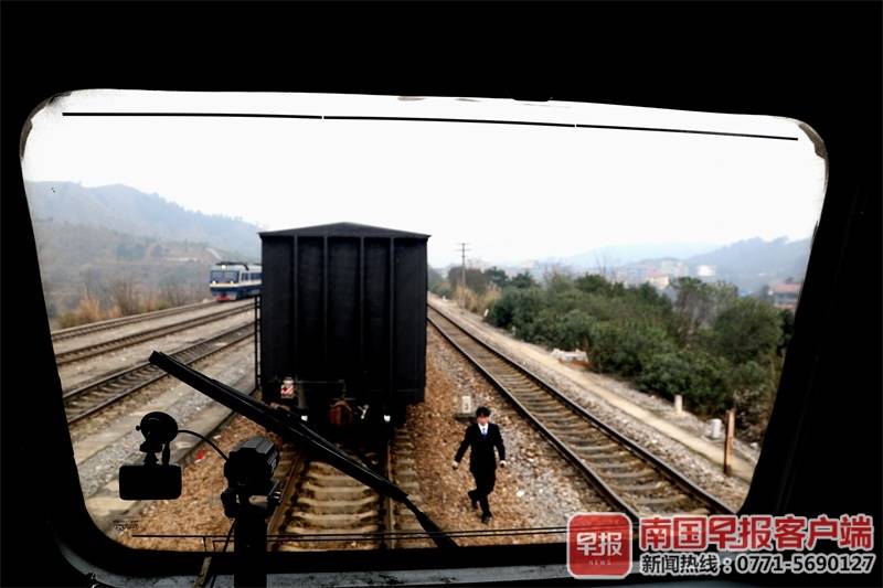 身居大山深处,戴着面具工作,焦柳铁路上有一群“推火车”的人