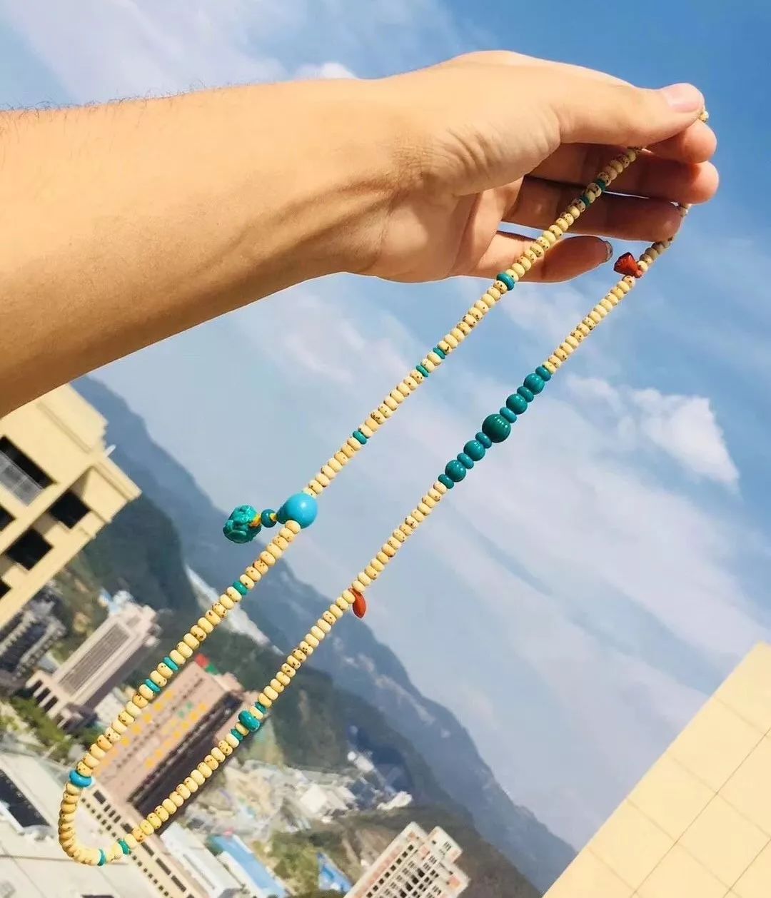 绿松石配饰可以戴一辈子吗,绿松石配饰一半绿一半蓝