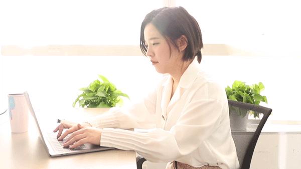 假小子变装惊艳全场的样子,肿眼泡假小子