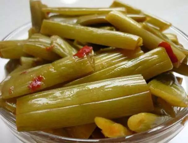 放弃高薪回村卖农产品,芋苗大规模种植