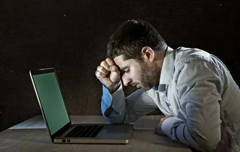 久坐相当“慢性自杀”!德国骨科专家打造的“撑腰”神器,坐9小时腰也不痛,20年颈脊椎病都好了