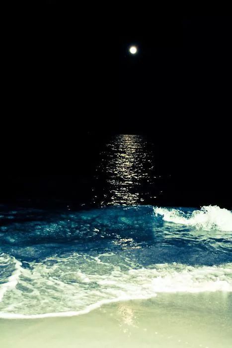 古人避开一切和黑暗有关的字眼，只用光与月为元宵命名