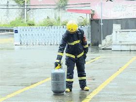 【微课堂】燃烧的煤气瓶能直接关阀门吗？网友炸锅了…