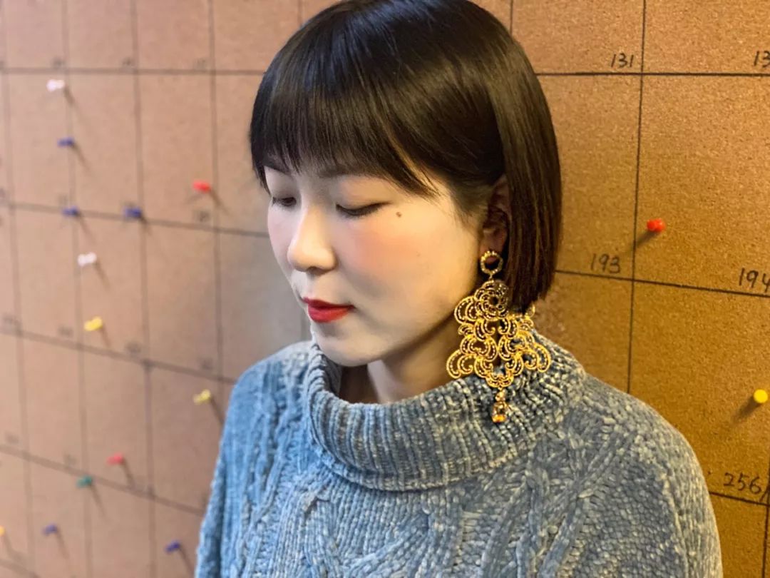 编辑实测：带大耳环耳朵疼不疼？