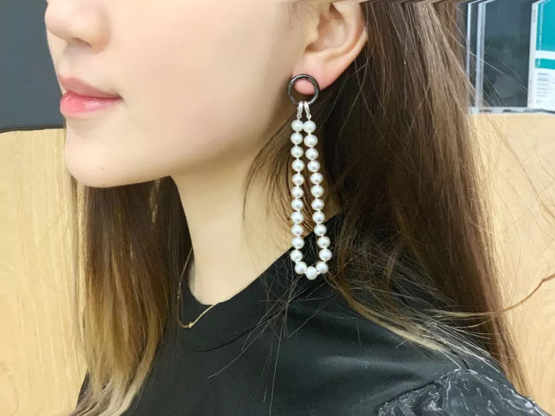 编辑实测：带大耳环耳朵疼不疼？