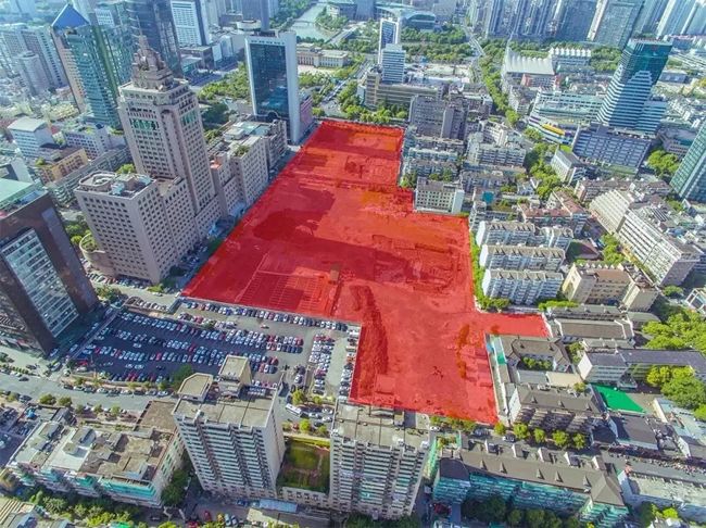 融创太子亮相；故宫卖火锅；沃尔玛中国业绩下滑……