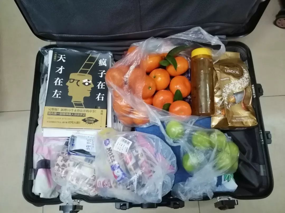 嘿！同学，你的行李箱怎么这么沉？装了啥？