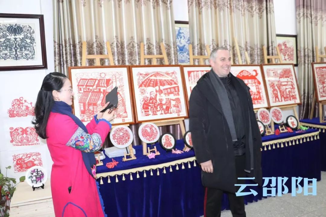 剪纸传承人技艺高超,新邵剪纸非遗传承人