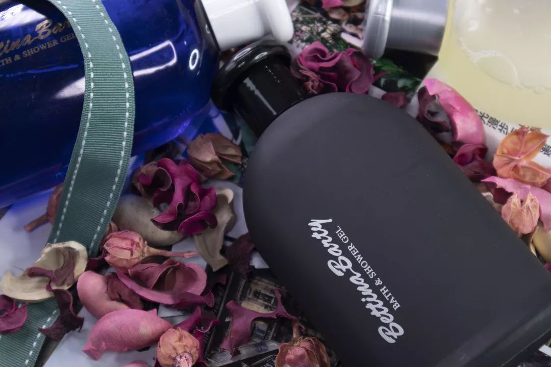 对不起,我没喷香水,那香味是我自带的