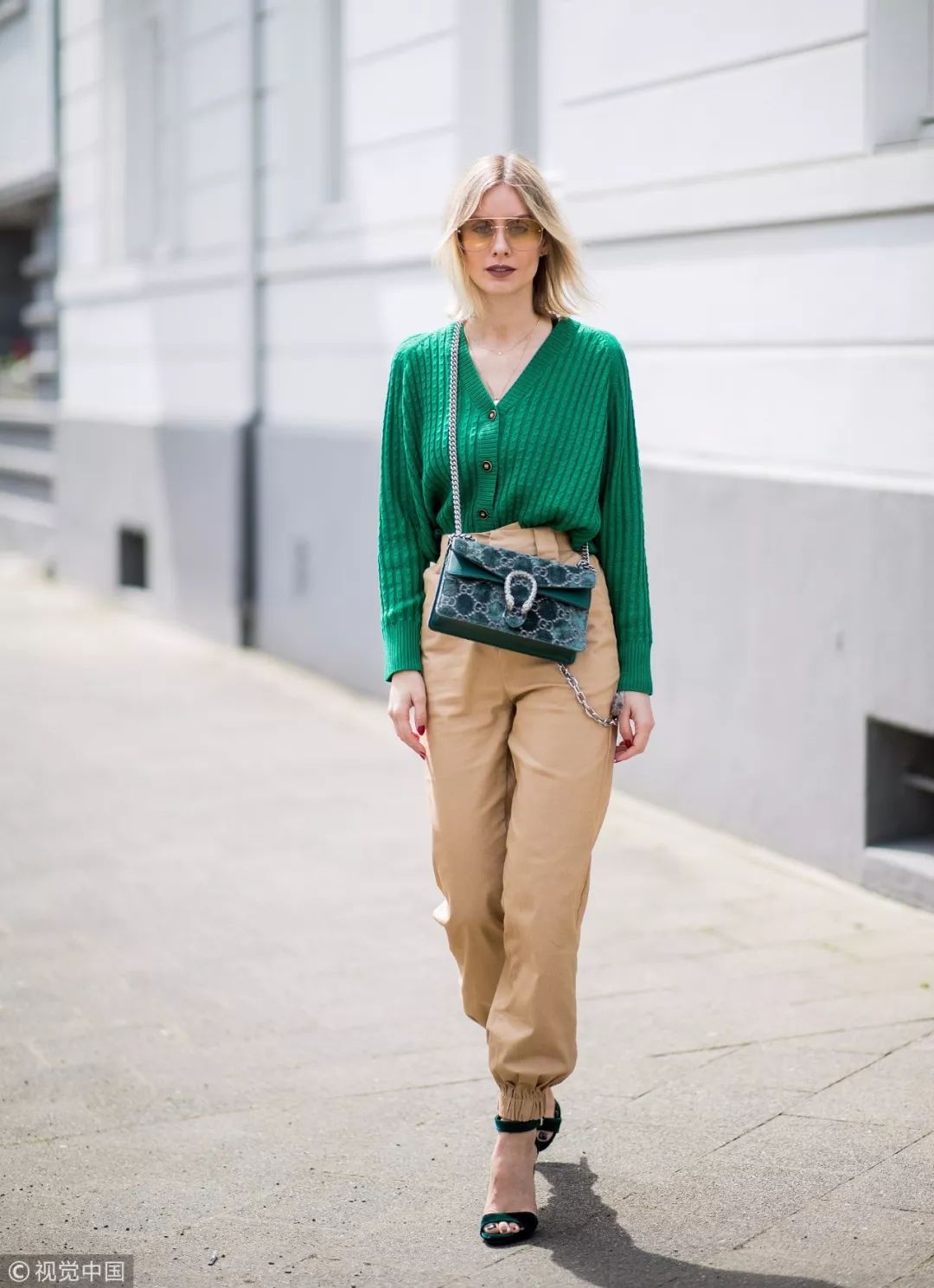 明星穿高级感针织开衫,明星同款街拍针织开衫