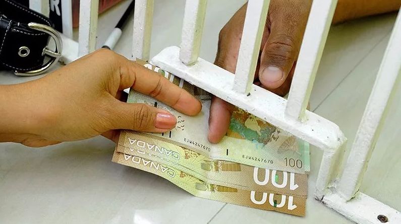 英国大量冻结中国留学生账户!疑似与洗钱、代购相关