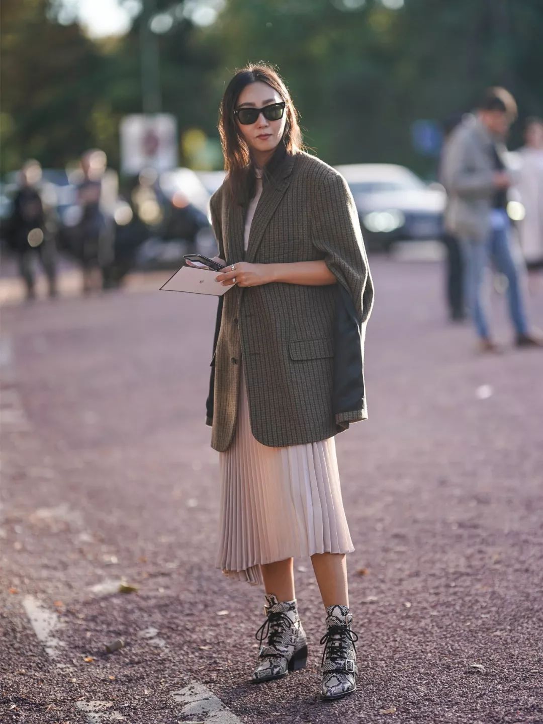 长百褶裙配黑色西装,百褶裙配西装领马甲